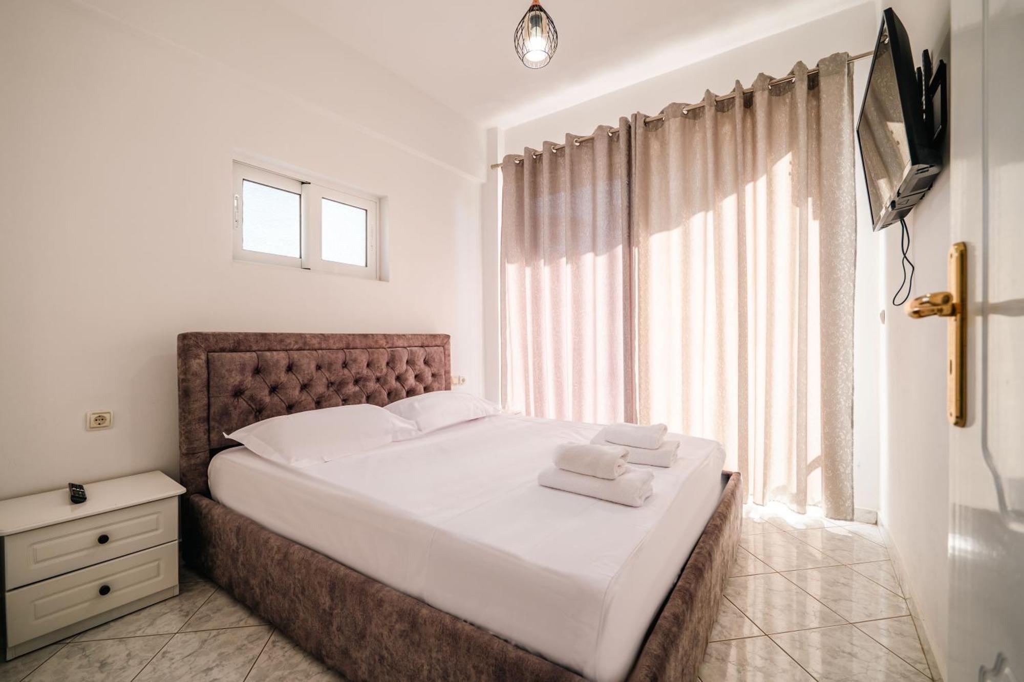 Alnes Hotel Sarande Exterior photo